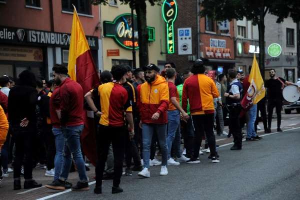 Belçika'da Galatasaray taraftarları sokağa döküldü 