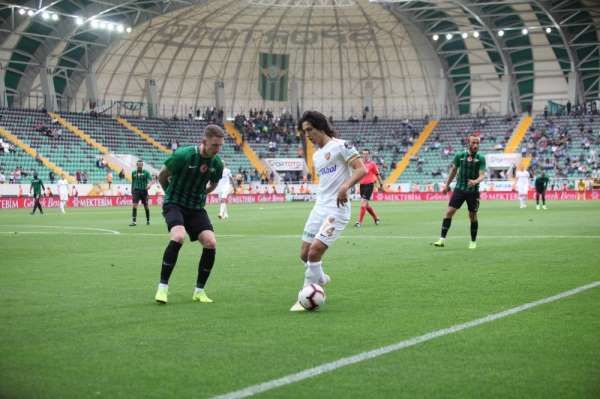 Emre Demir, ligin en genç oyuncusu oldu 