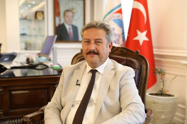 Başkan Palancıoğlu yüzme sporcusu Yade Sezen'i tebrik etti