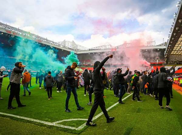 Manchester United taraftarları Old Trafford'ta protesto düzenledi