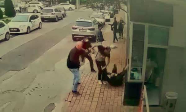Bayram günü sokak ortasında kadını darp eden adamı vatandaşlar tekme tokat dövdü - Antalya haber