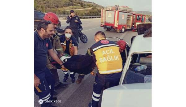 Bursa'da trafik kazası: 4 kişi sıkışarak yaralandı - Bursa haber