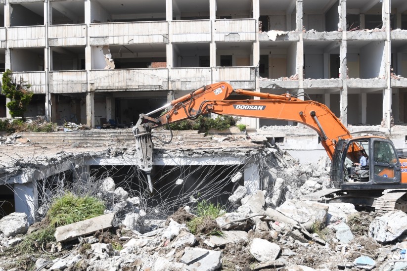Samsun'da belediye hizmet binasının yıkımı başladı