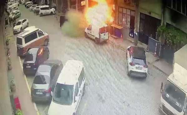 Başakşehir'de iş yerinde patlama kamerada