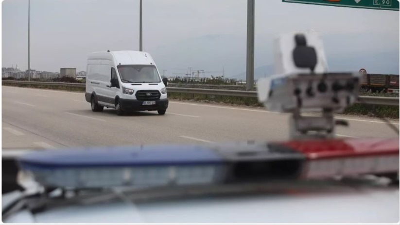 Bu radara dikkat: Kural tanımazlara geçit vermiyor! Aynı anda 4 araca ceza yazıyor