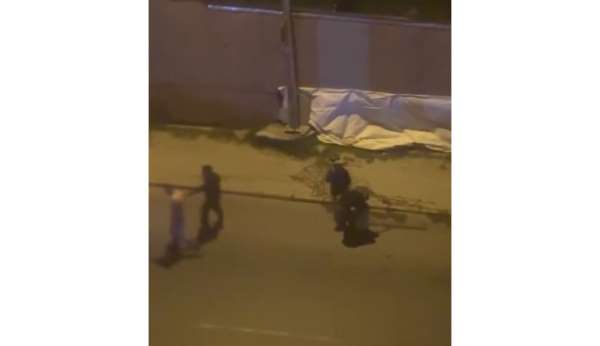 Avcılar'da dehşet anları kamerada: Kadını tekme tokat darbettiler