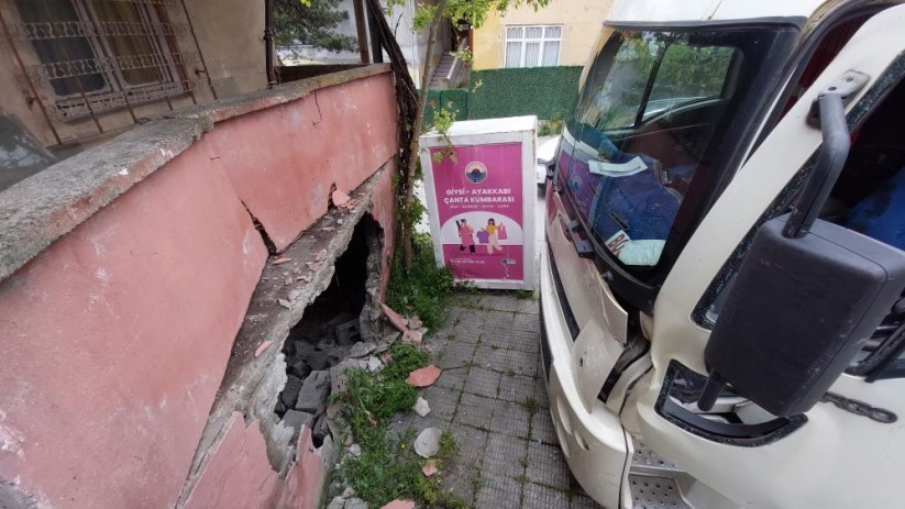 Samsun'da park halindeki kamyon hareket ederek çarptığı metruk binanın duvarını yıktı