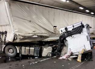 Erkenek Tüneli'nde trafik kazası: 1 ağır yaralı