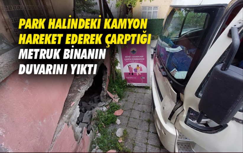 Samsun'da park halindeki kamyon hareket ederek çarptığı metruk binanın duvarını yıktı