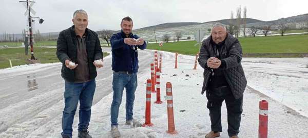 Tokat'ta etkili olan dolu yağışı araziyi beyaza bürüdü