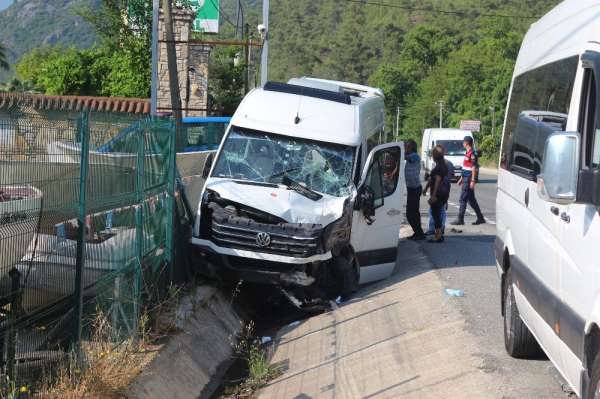 Marmaris'te turistleri taşıyan araç kaza yaptı: 17 yaralı 