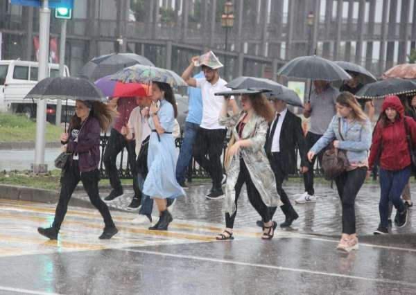 Samsun'da sağanak yağış hayatı olumsuz etkiledi 