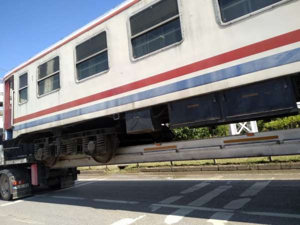 Karayolundaki tren vagonu şaşırttı