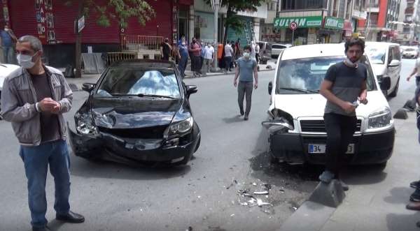 Sultangazi'de üç aracın karıştığı kaza anı kamerada