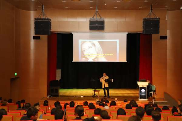'Ajda Pekkan Repertuvarından Türkçe Söylenen Yabancı Şarkılar' adlı konser verildi