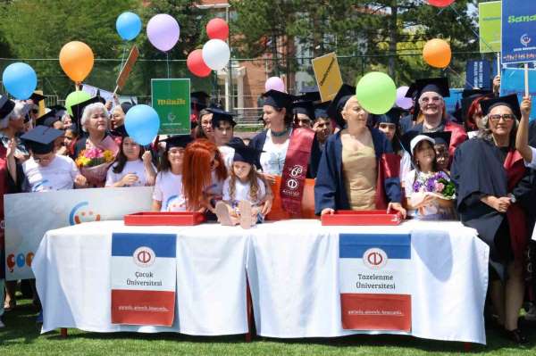 7'den 70'e mezuniyet sevinci yaşayan Anadolu Üniversitesi öğrencileri kep attı