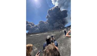 Etna Yanardağ'ında turistlerin olduğu sırada patlama yaşandı