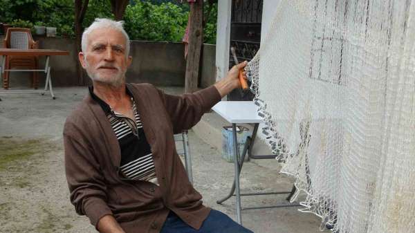 Koyunları otlatırken öğrendi: 61 yıldır balık ağı örüyor
