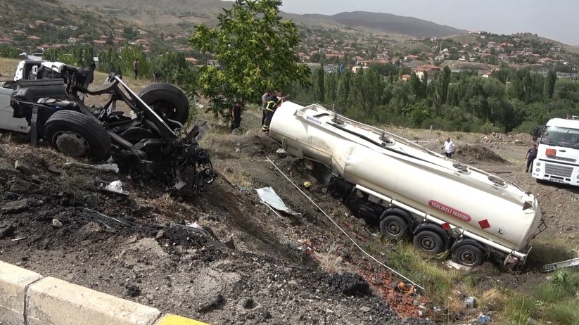 Akaryakıt yüklü tanker 3 parçaya bölündü! Ankara-Samsun kara yolu felç oldu