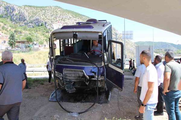 Amasya'da otomobille çarpışan minibüs köprü ayağına daldı: 8 yaralı