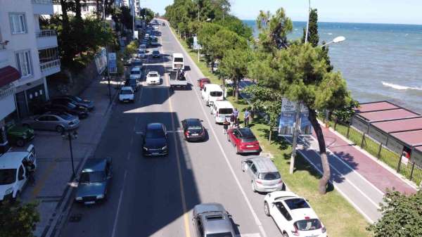 Karadeniz Sahil Yolu'nda yoğun trafik nedeniyle emniyetten sıkı tedbir