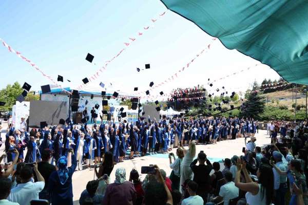 Düzce Üniversitesi'nde mezuniyet heyecanı yaşandı