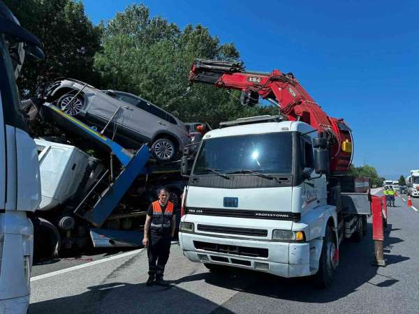 Anadolu Otoyolu'nda tır kazası: Sıfır kilometre Togg otomobiller hasar gördü, sürücü yaralandı