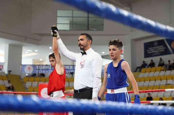 Bayburt'ta 850 sporcunun katıldığı boks şampiyonası başladı