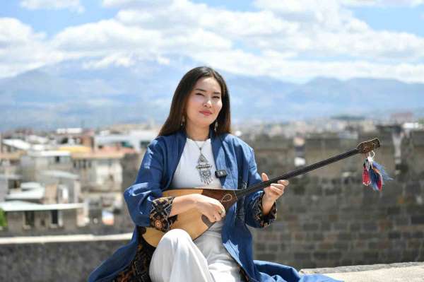 Büyükşehir ile Kayseri Kalesi'nde Kazak ezgileri yükseldi