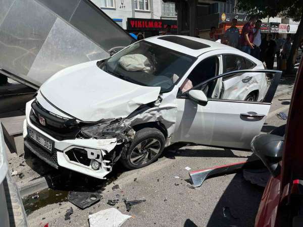 Kayseri'de kazada otomobiller kullanılamaz hale geldi