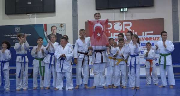 Kırklareli'nde yaz spor okulları törenle açıldı