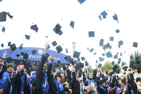 Sakarya Üniversitesi'nde mezuniyet coşkusu