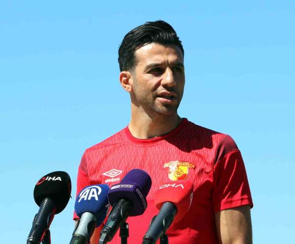 Göztepe'de İsmail Köybaşı futbolu bıraktı