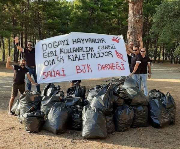 Piknikçiler kirletti 'Beşiktaşlı taraftarlar' temizledi 