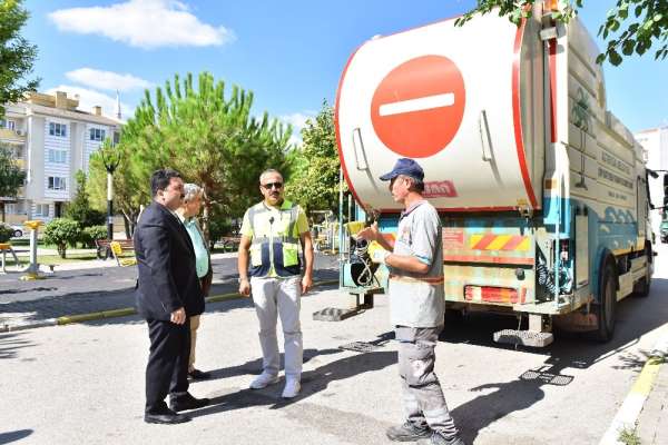 Altıeylül'de konteynerler dezenfekte ediliyor 