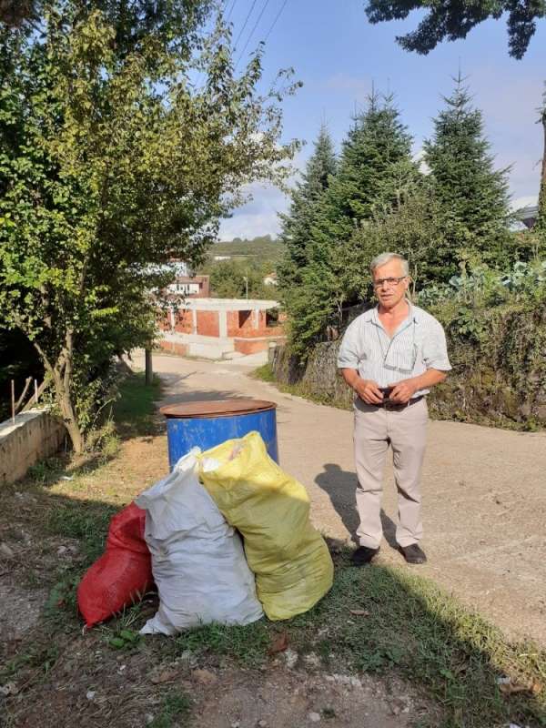 Karasu'da çöpleri toplanmayan mahalleli isyan etti 