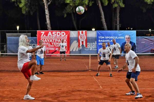 Antalyaspor'un 'Efsane' isimler anısına düzenlenen ayak tenisi turnuvası başladı