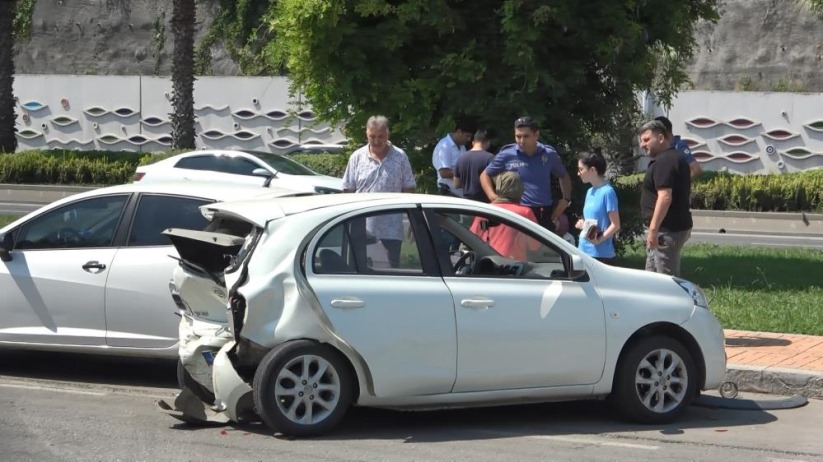 Ekip otosu otomobile çarptı: 3'ü polis 4 yaralı