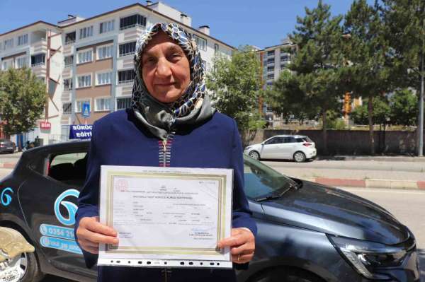 43 yıllık eşi için 67 yaşında ehliyet sınavına girdi
