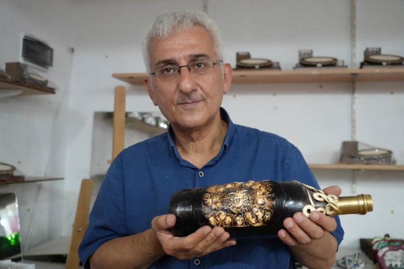 5 TL'ye aldığı atık şişeleri Avrupa'ya 50 euroya satıyor