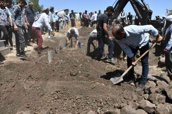 Şanlıurfa'daki kazada vefat eden 5 çocuk Siverek'te yan yana toprağa verildi