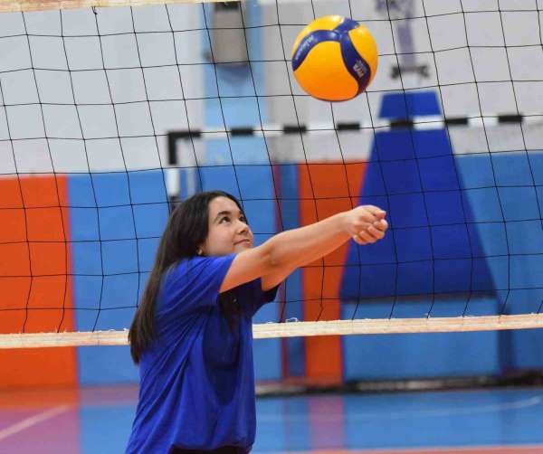 Yunusemreli voleybolcu Nisa'dan spor ve eğitimde örnek başarı