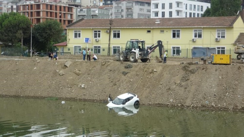Üç kişi ölümden dönmüştü: SUV aracın ırmağa düştü anlar güvenlik kamerasında