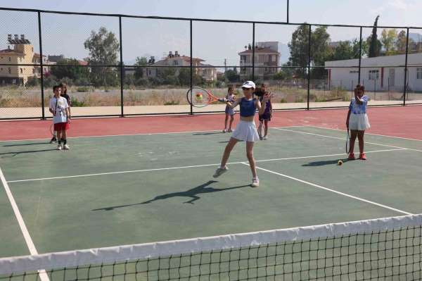 Büyükşehir Belediyesi Döşemealtı'nda yeni tenis kursu açtı