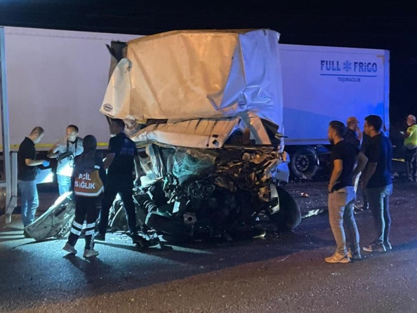 Samsun'da kamyonet park halindeki tıra çarptı: 1 ölü, 1 yaralı