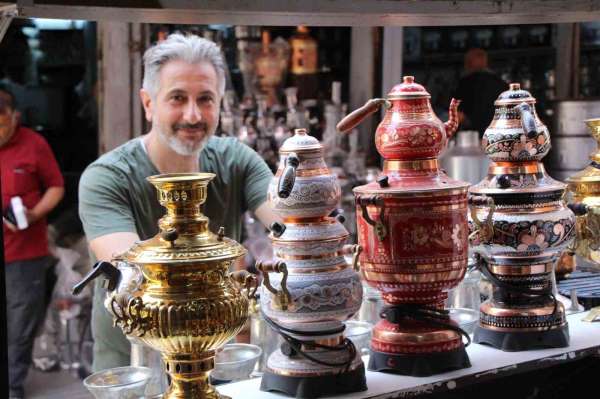 İstanbul'da taksiciliği bırakıp memleketine döndü, şehrin son semavercisi oldu