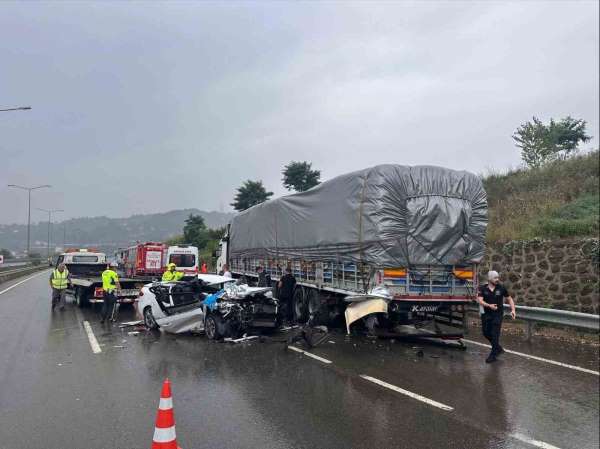 Ordu'da otomobil park halindeki tıra çarptı: 1 ölü, 2 yaralı