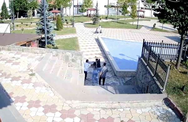 Parktaki çifti uyaran muhtar bıçaklandı: O anlar kamerada