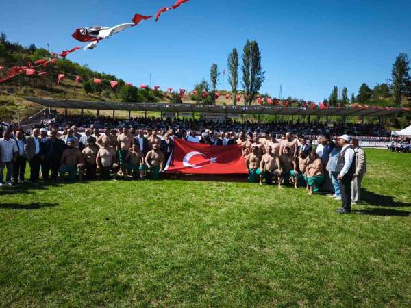 Ahmet Ayık anısına düzenlenen Karakucak Güreşleri nefes kesti