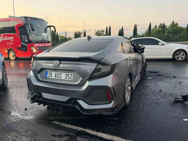 Bahçelievler E5'te kazaya karışan otomobil alev alev yandı
